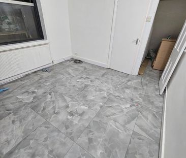Studio Flat, Romford Road, E12 - Photo 1