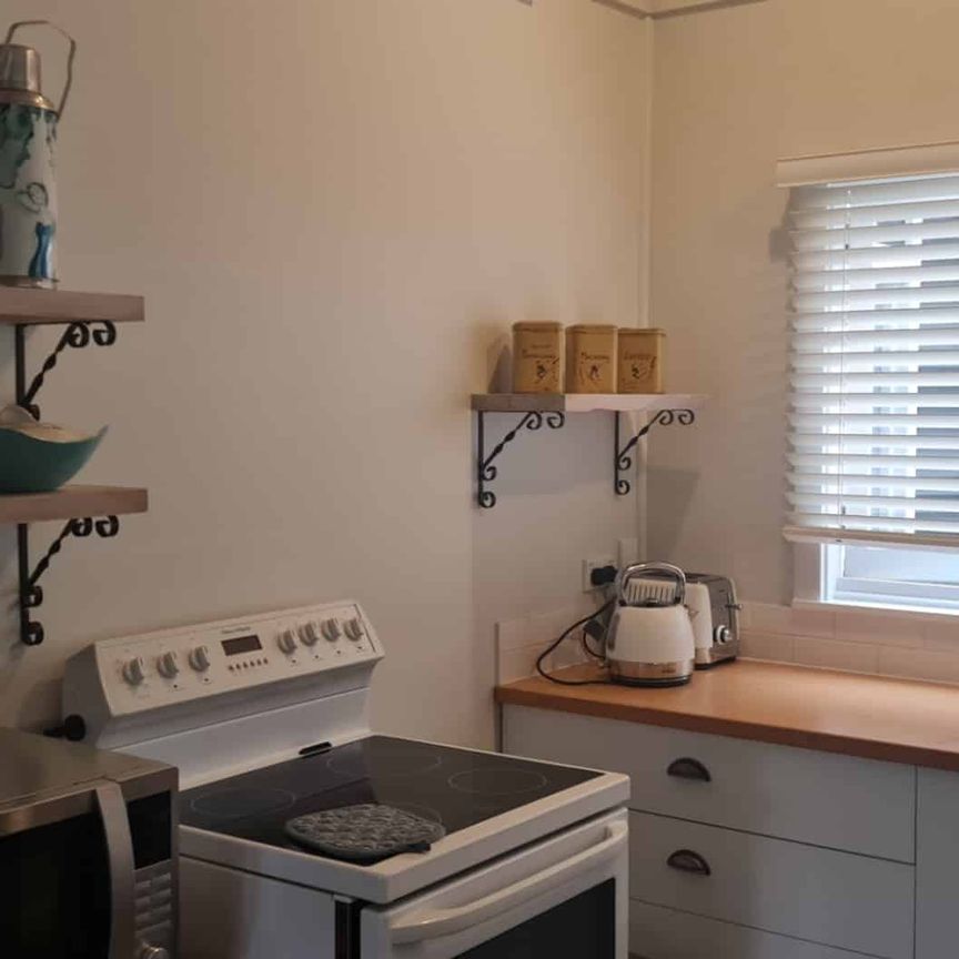 Bedsit in Kauri Point - Photo 1