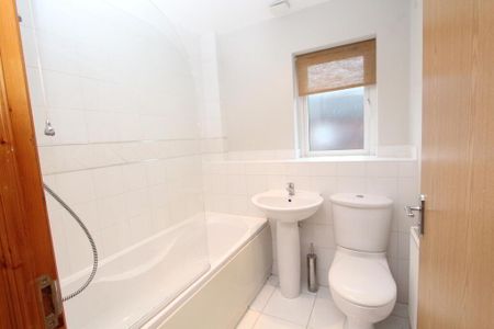 10 Lewis Park, 10 Lewis Park, Belfast, BT4 1FE - Photo 2