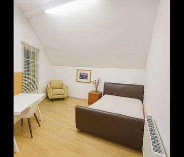 Room in a Shared Flat, Upper York Street, BS2 - Photo 1