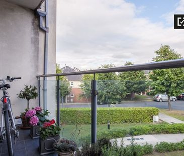 Bright room in 2-bedroom apartment in Bray, Dublin - Photo 2