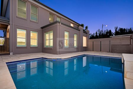 Great Location &vert; Large Home with a Pool - Photo 4