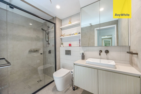 Luxury Living Awaits - Stylish 3-Bedroom Apartment in Hope Island Resort - Photo 3