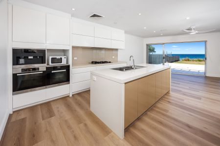 Coastal family living in the heart of Collaroy - Photo 4