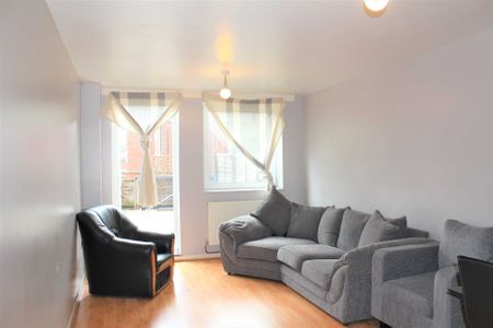 Guide Price £2,200 pcm - Available 15/11/2025 - Unfurnished - Photo 3