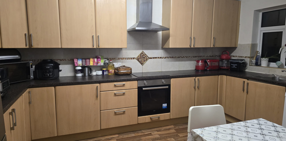 1 bedroom in a house share to rent - Photo 2