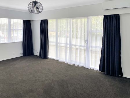 Partially renovated and close to Queensgate - Photo 2