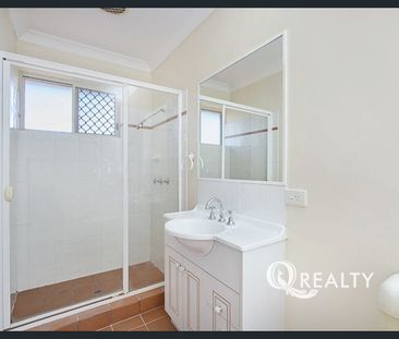 🏡 Low Maintenance - Spacious Contemporary Unit - Photo 5