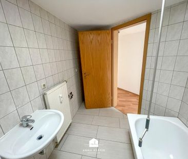 Renovierte 2-Raum-Wohnung mit Einbauküche - Foto 2