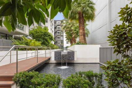 Part-furnished designer apartment opposite Waterloo oval - Photo 4