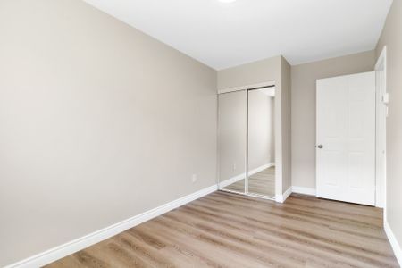 5025 Boul. des Sources, #301 - Photo 2