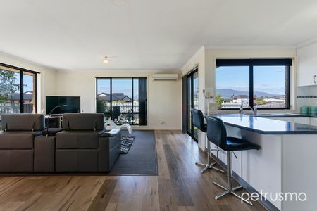 Neat, Comfortable and Conveniently Located! - Photo 3