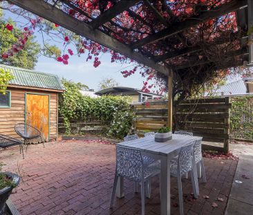 Charming and Convenient Two Bedroom Stone Cottage Close to the City - Photo 3