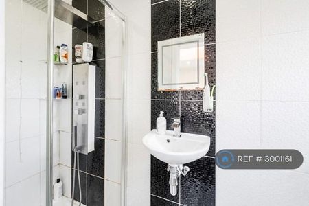 5 bedroom semi-detached house to rent - Photo 5