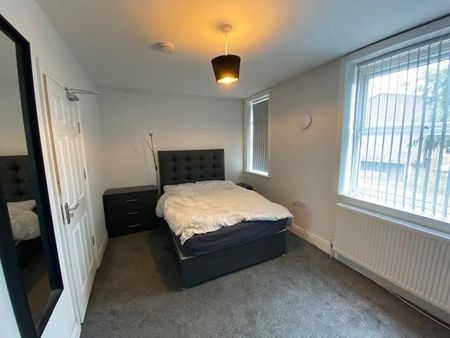1 bedroom in a house share to rent - Photo 2