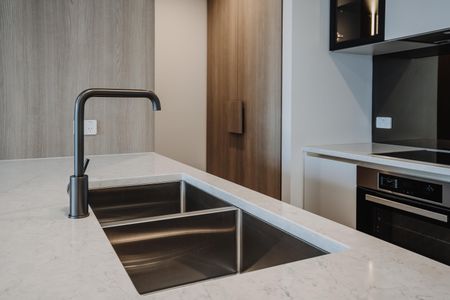 Luxurious & Spacious 1 Bedroom Parkes Apartment - Photo 2