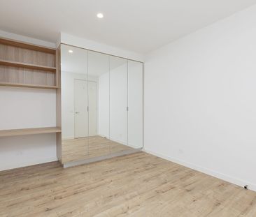 Sun-Drenched Fitzroy Living with Stunning Views - Photo 3