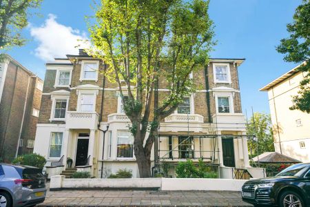 2 bedroom flat in St John's Wood - Photo 4