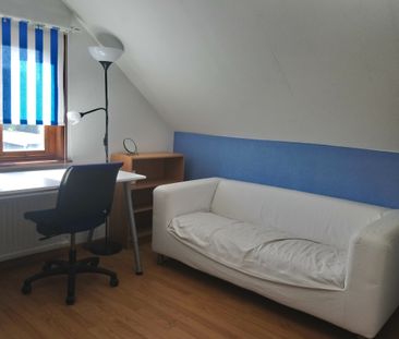 Rum med snedtak på Norra Fäladen för kvinnlig student - Photo 2