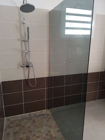 Location Maison 4 pièces 76m² ST BENOIT 97470 - Photo 4