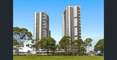 MODERN 2 BED APARTMENT WITH ROOFTOP POOL AND GYM - Photo 2