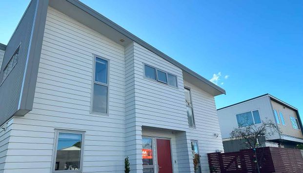 Chic 2BR Townhouse in Lower Hutt - Photo 1