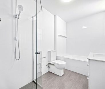 Light-Filled Apartment with Spectacular Harbour Views ** Available ... - Photo 4