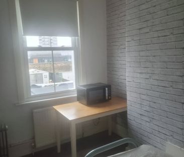Room in a Shared House, Stock Street, E13 - Photo 3