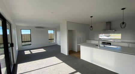 3 Bedroom Home in Ravenswood - 6 Months Rental - Photo 3