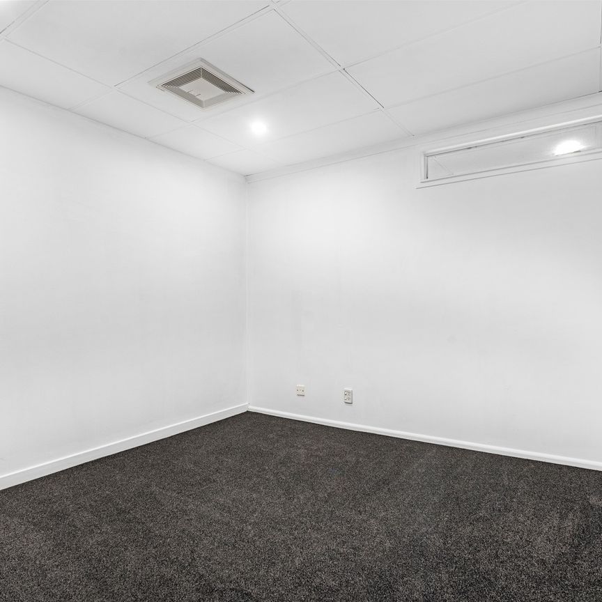 Large 4 Bedroom Apartment – Close to Ara and Central City with Off-Street Parking - Photo 1