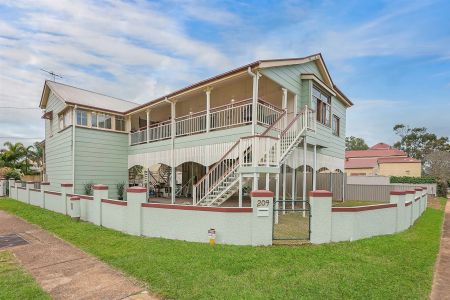 Stunning traditional Queenslander, walk to beach - Photo 5