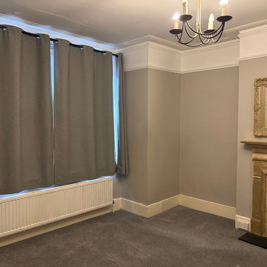 2 Bed Flat, Wandsworth Bridge Road, SW6 - Photo 1