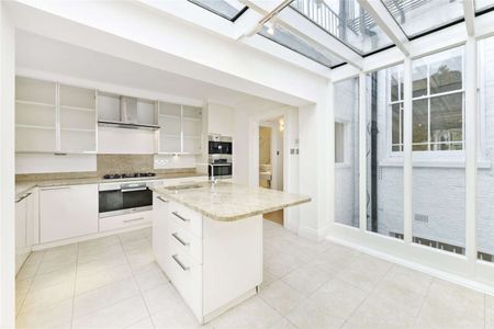 An expertly refurbished six bedroom house situated on this prestigious Knightsbridge garden square. - Photo 5