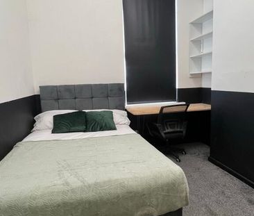 En-Suite Room, 4 Eglantine Gardens, Belfast, BT9 6EZ - Photo 6