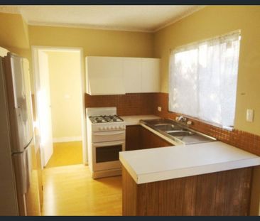 Charming Townhouse in Prime Location – Walk to Herdsman Lake! - Photo 6