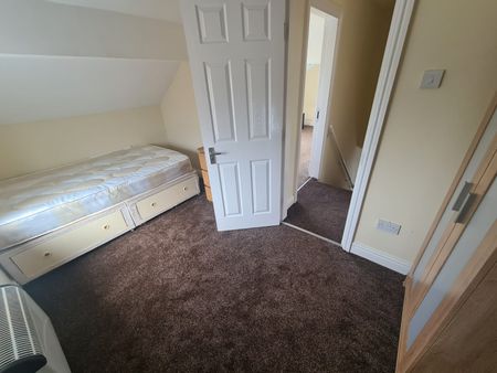 4 Bed - Flat 1, 17a Stonegate Road, Leeds - LS6 4HZ - Student/Professional - Photo 5