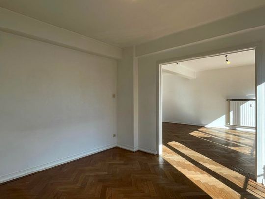 Lichtrijk en ruim éénslaapkamerappartement gelegen aan het Sint-Annaplein - Photo 1