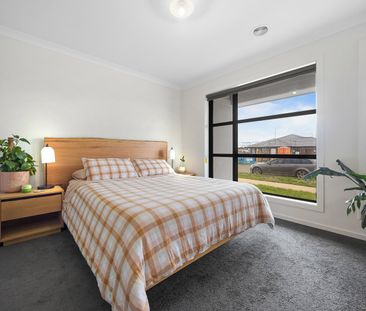 MODERN FAMILY LIVING - Photo 5