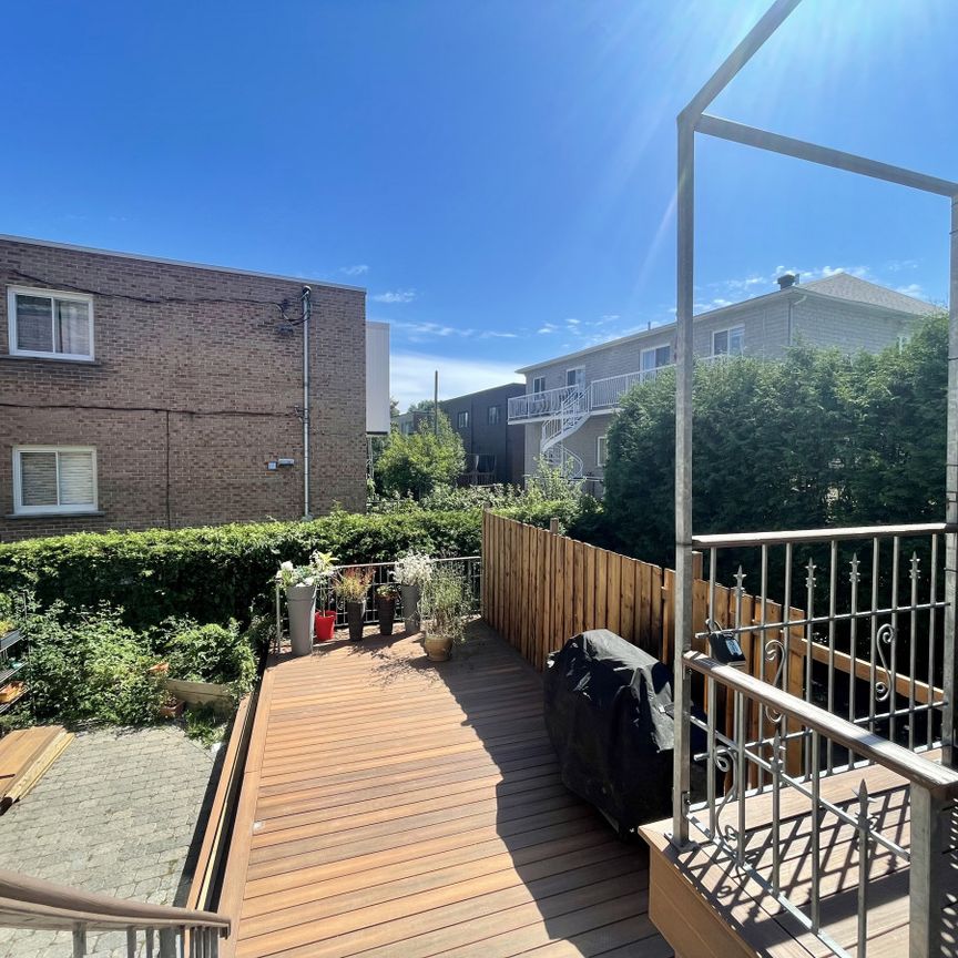 Ahuntsic-Cartierville: Logement rénové de 2 chambres sur 2 étages avec cour privée. - Photo 1