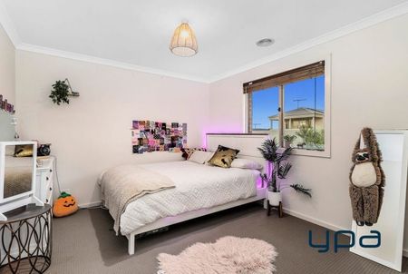 Luxury Family Entertainer with Pool & Multiple Living Zones !! - Photo 5