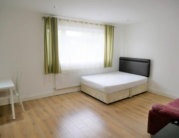 1 bedroom in a house share to rent - Photo 1