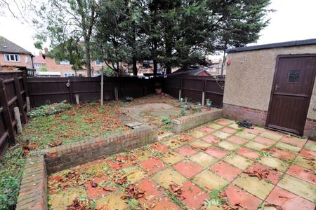 3 bedroom terraced house to rent - Photo 2