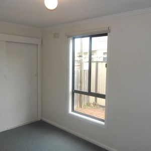 Cosy Unit in Perfect Location! - Photo 2