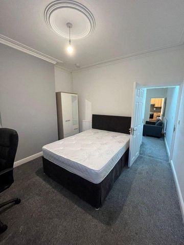 3 bedroom flat to rent - Photo 3