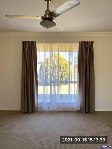 Lovely 3 Bedroom/2 Bathroom Air Conditioned Home - Photo 2