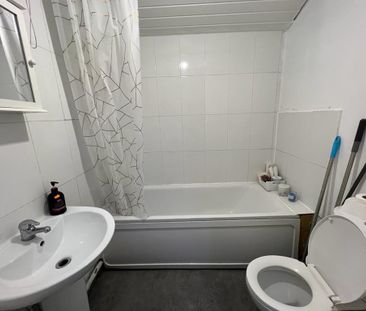 Ensuite to let in sharing house- 900 pcm inclusive bills - Photo 4