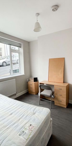 Baxter Street, Brighton - LOVELY STUDENT PROPERTY - Photo 2