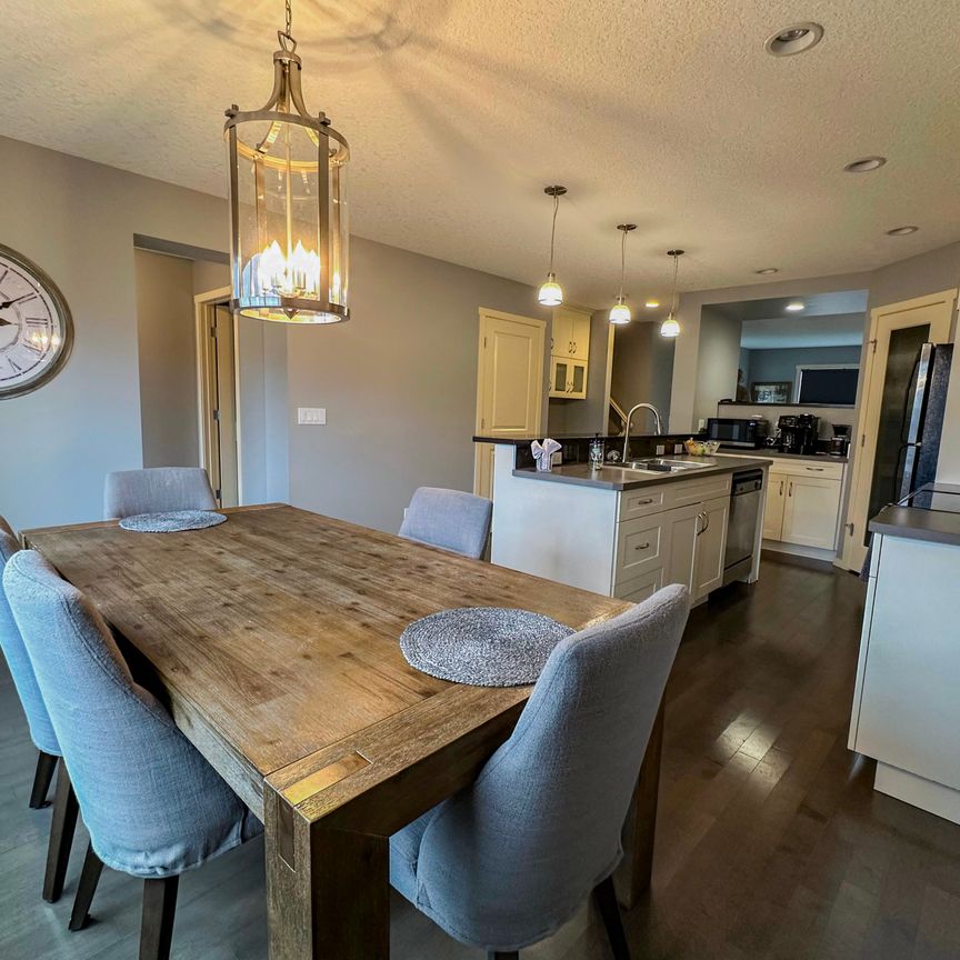 Family Living In Evanston – Steps From Schools, Parks & Shopping Double Garage - Photo 1