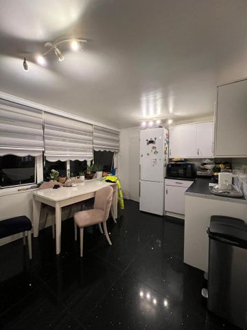 1 bedroom in a flat share to rent - Photo 3