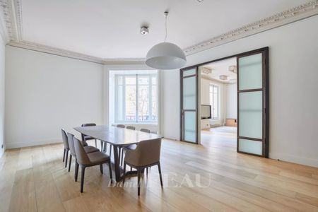 Paris VIIIe - Avenue Montaigne - Photo 2